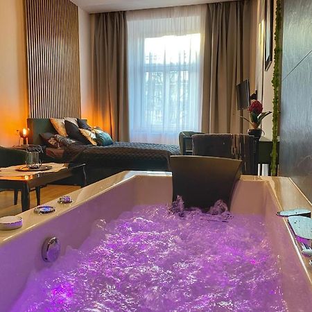 Apartament Czarny Z Jacuzzi Krakow Bagian luar foto