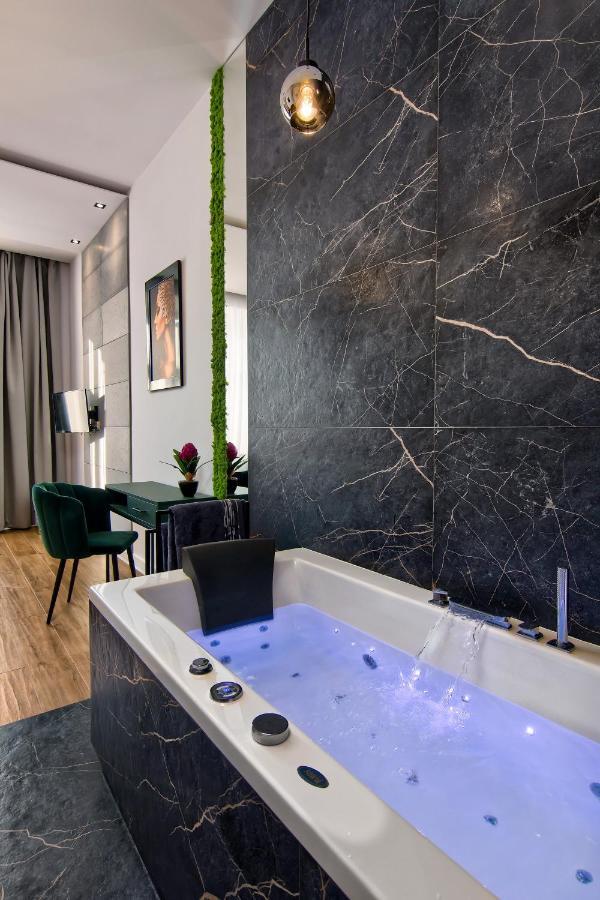 Apartament Czarny Z Jacuzzi Krakow Bagian luar foto