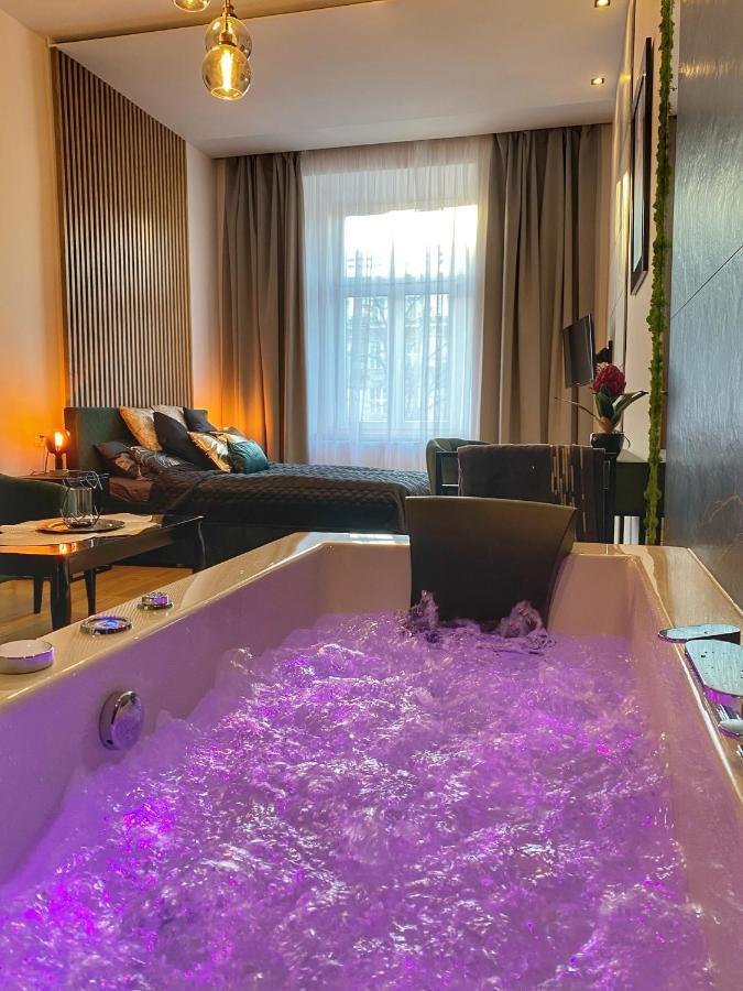 Apartament Czarny Z Jacuzzi Krakow Bagian luar foto
