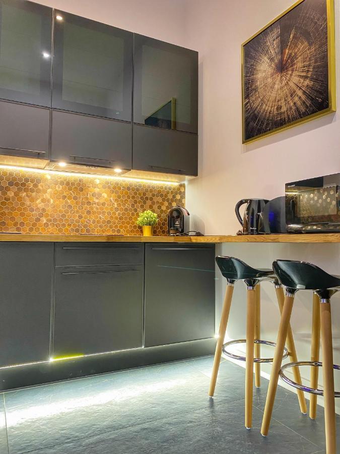 Apartament Czarny Z Jacuzzi Krakow Bagian luar foto